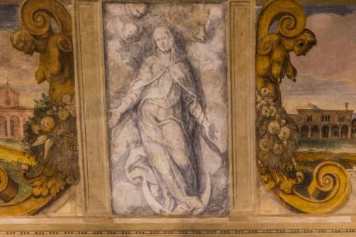 Bassorilievo monocromo della Vergine Maria (particolare della facciata di fondo della Sala della Carità di Padova)