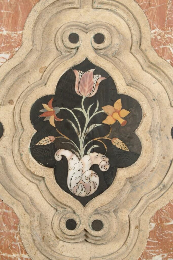 Lato destro dell'altare maggiore - Intarsio con fiori e spighe (1705) - Bottega veneta