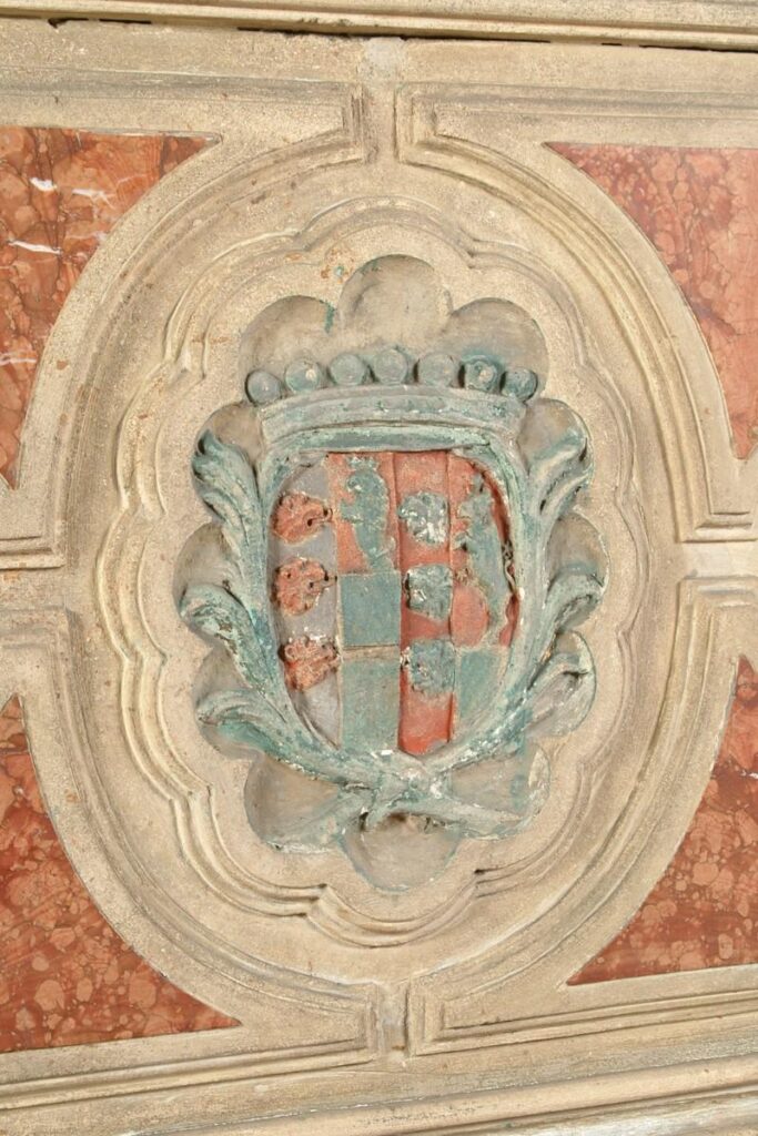 Lato destro dell'altare maggiore - Stemma della famiglia Lion Cavazza (1705) - Bottega veneta