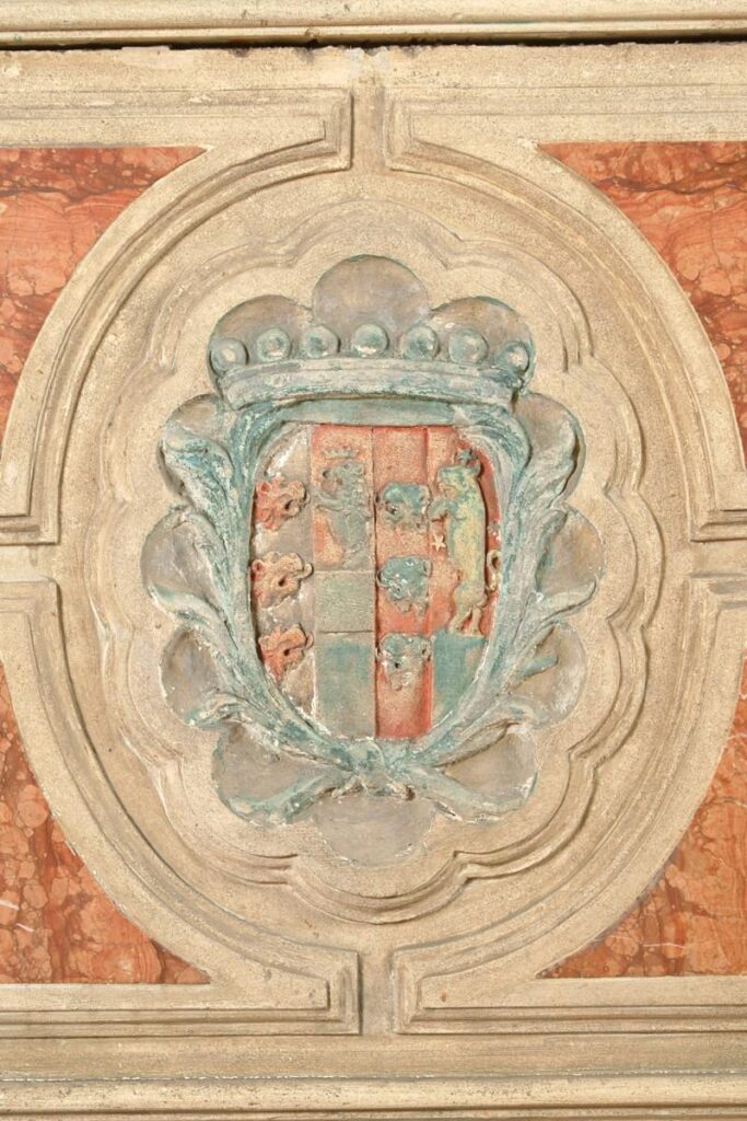 Lato sinistro dell'altare maggiore - Stemma della famiglia Lion Cavazza (1705) - Bottega veneta