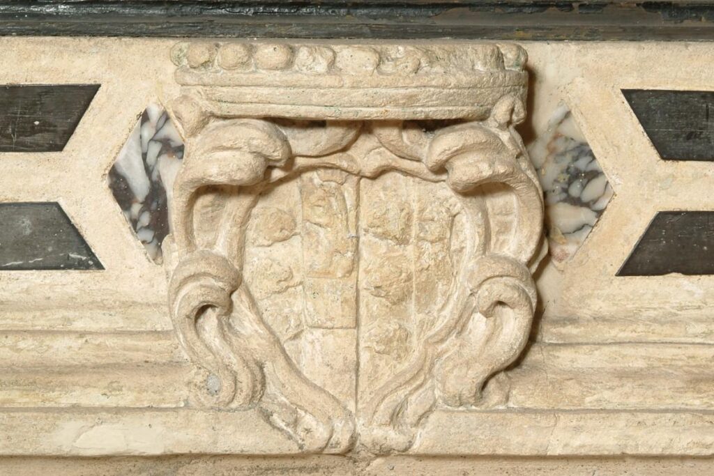 Stemma della famiglia Lion Cavazza in pietra sulla mostra di finestra del lato sinistro presbiterio (1675 - 1699) - Bottega veneta
